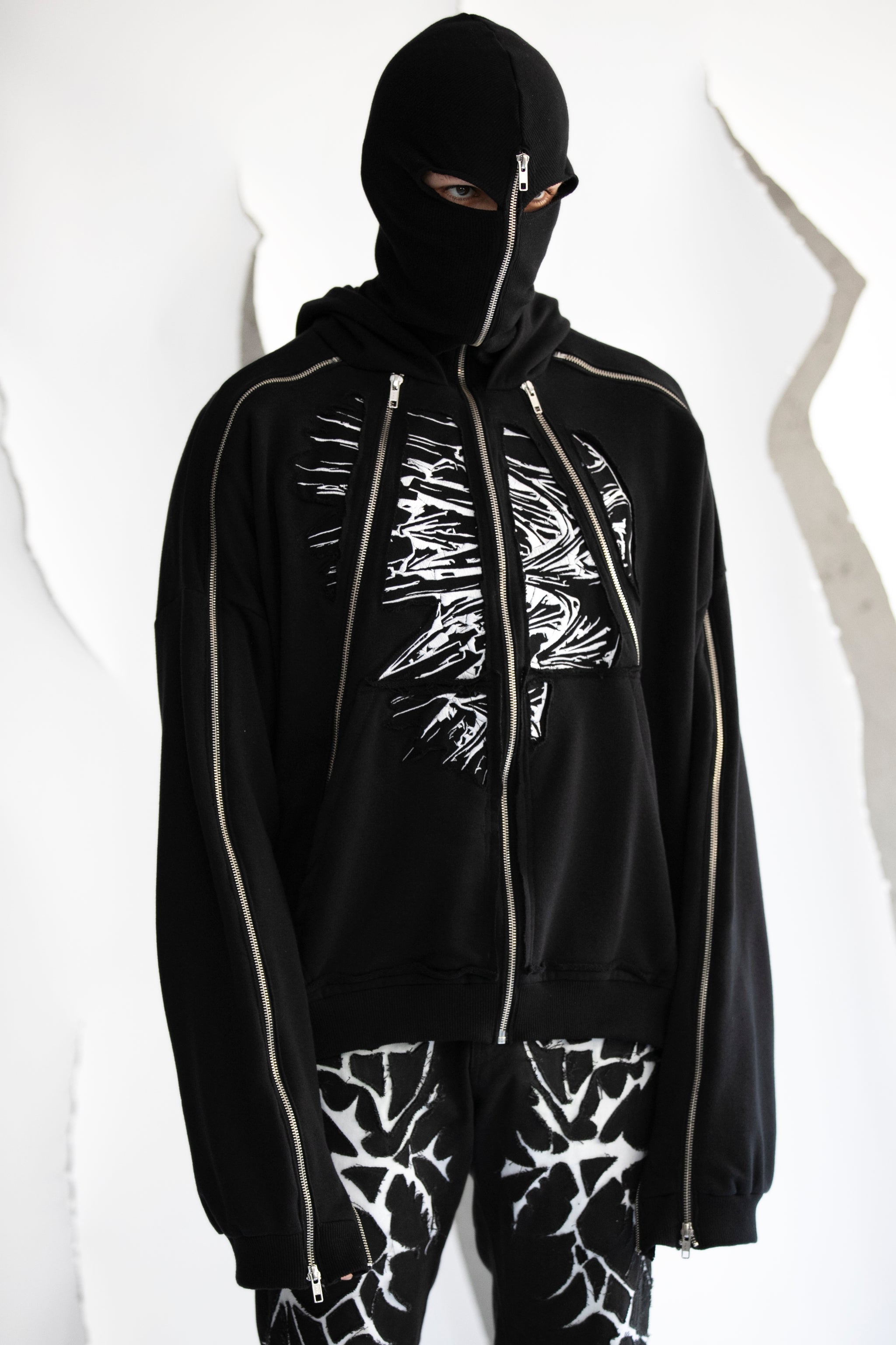 ミュージシャン SiM x Deviluse ZIP Hoodie Black S25001 SiM x Deviluse ZIP Hoodie Black S25001